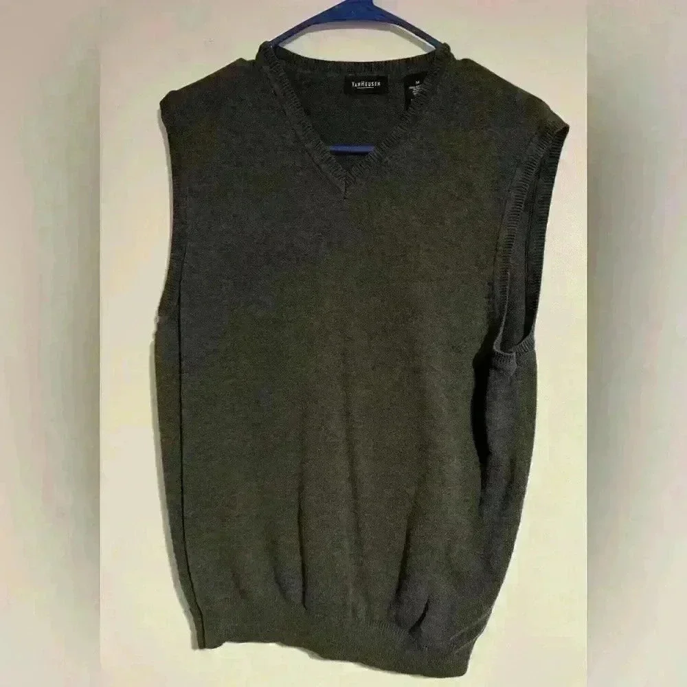 Men’s VanHeusen sweater vest size M EUC, gray